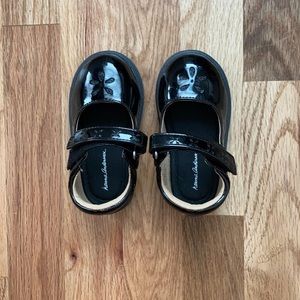 Hanna Andersson Shiny Black Toddler Shoes, Sz 5